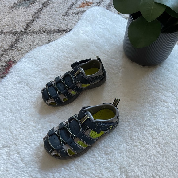 Size 8 Toddler Eddie Bauer Sandal Water Shoes - Picture 3 of 6